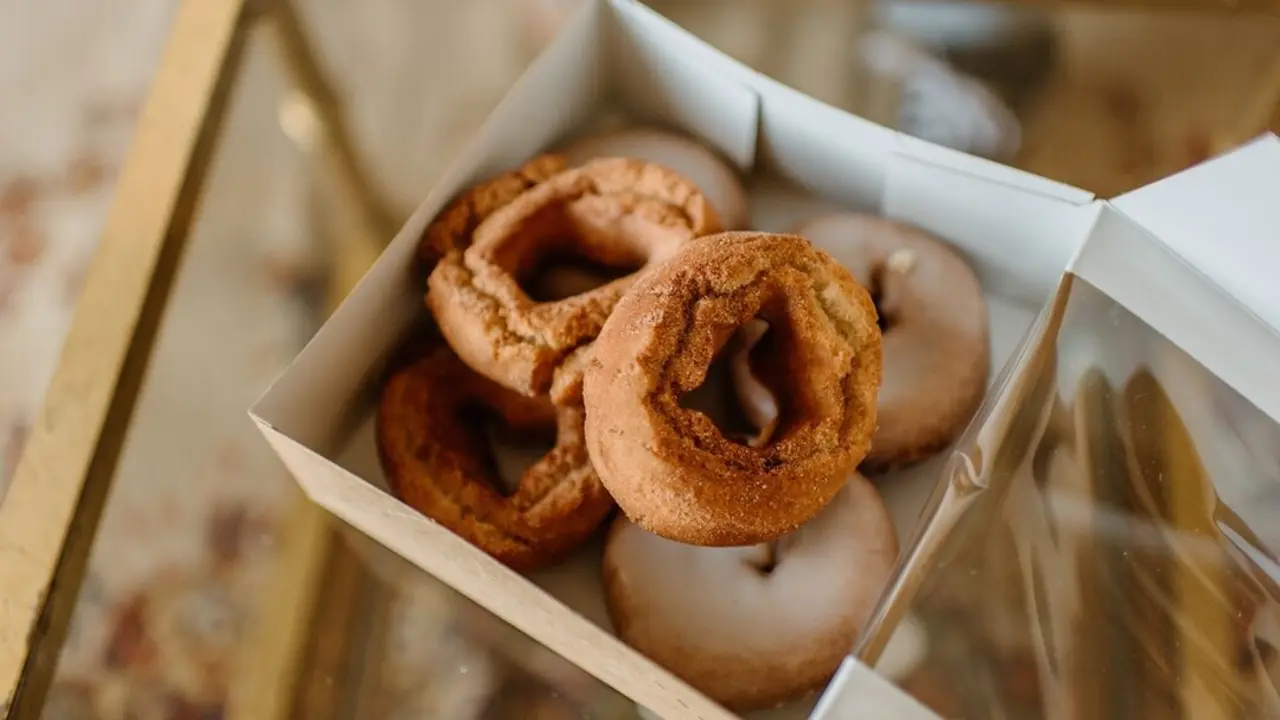 Rosquillas dentro de una caja. Imagen de archivo.
