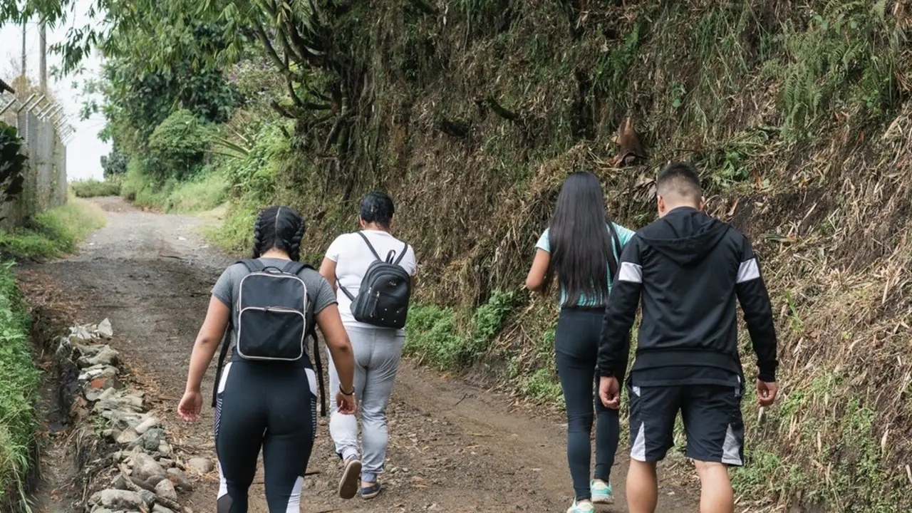 Personas caminando por un sendero. Imagen de archivo.
