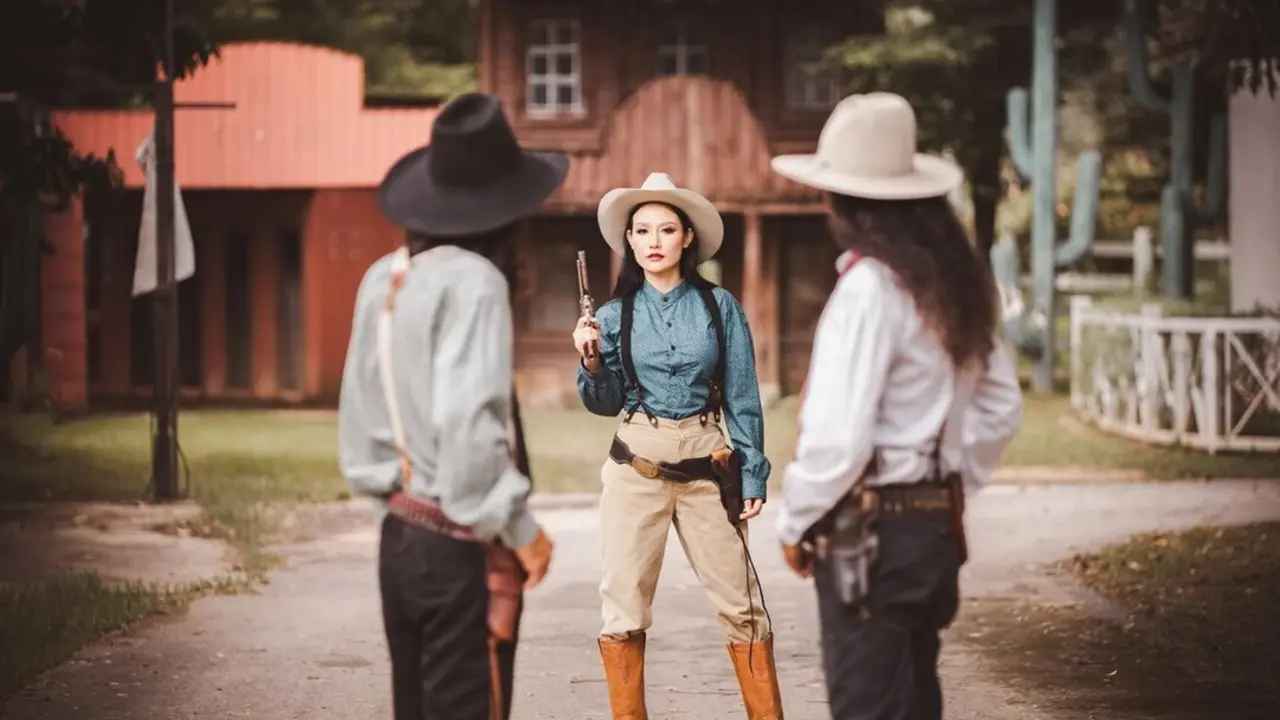 Personas disfrazadas de vaqueros. Imagen de archivo.