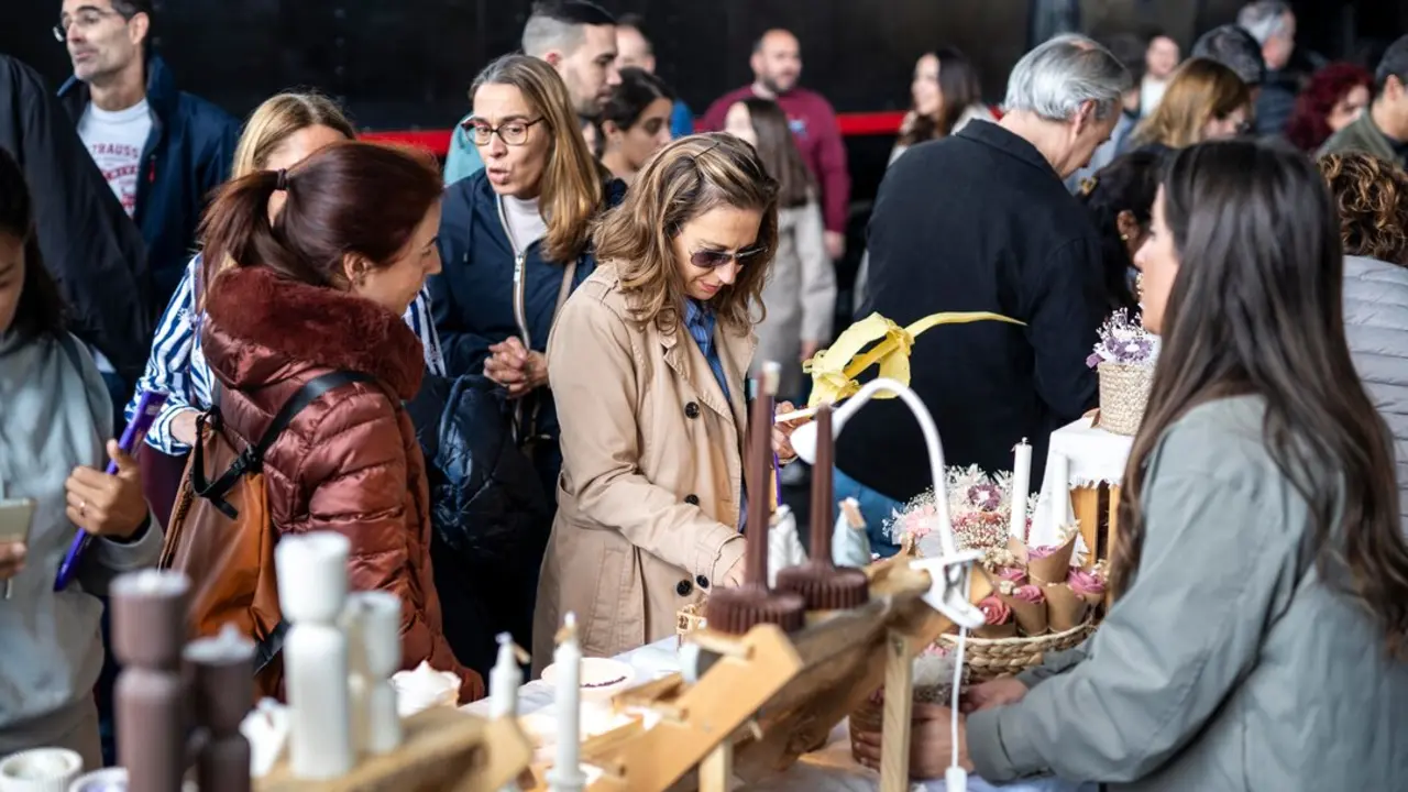 Visitantes del mercado eligiendo sus compras. Foto: Mercado de Motores.