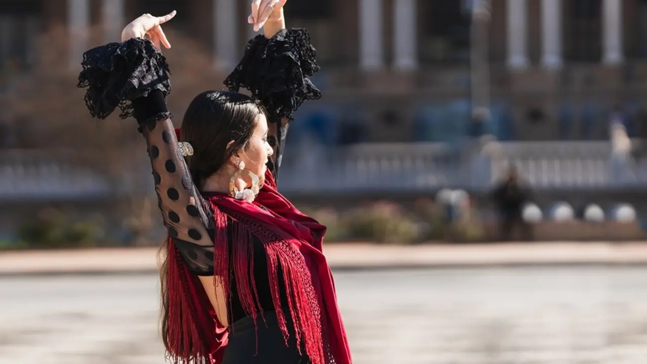 Mujer bailando flamenco. Imagen de archivo.