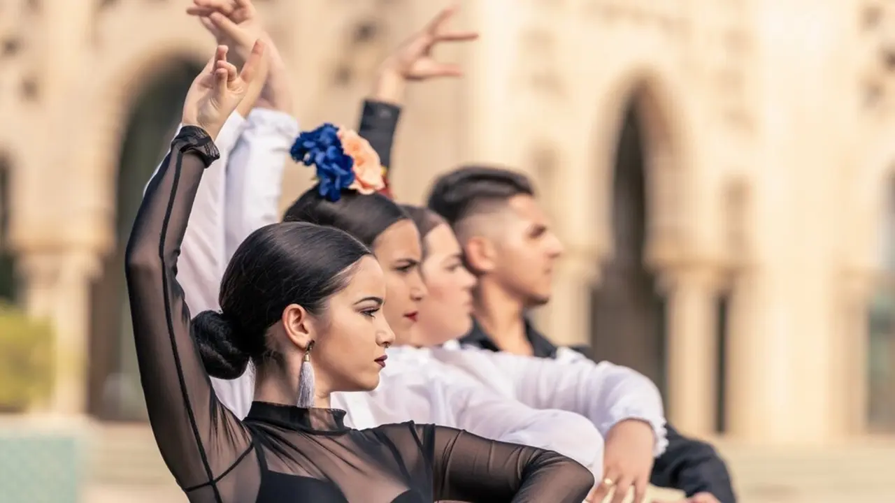 Grupo de personas bailando flamenco. Imagen de archivo.