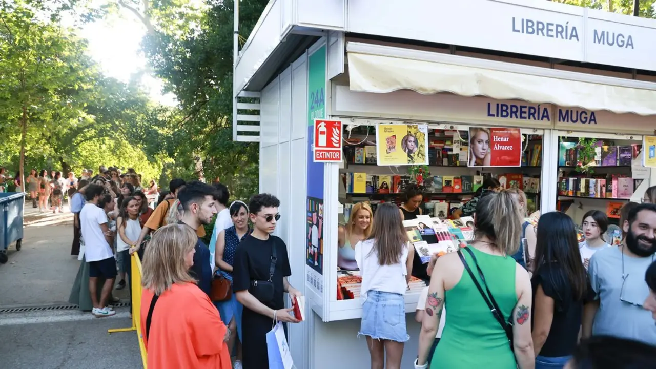 Henar &Aacute;lvarez firmando durante la 83&ordm; Feria del Libro de Madrid. 14 de junio de 2024. Imagen de  Patricia J. Garcinu&ntilde;o cedida por Feria del Libro de Madrid.