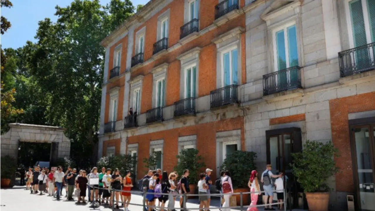 Gente haciendo cola en el Museo Thyssen de Madrid.