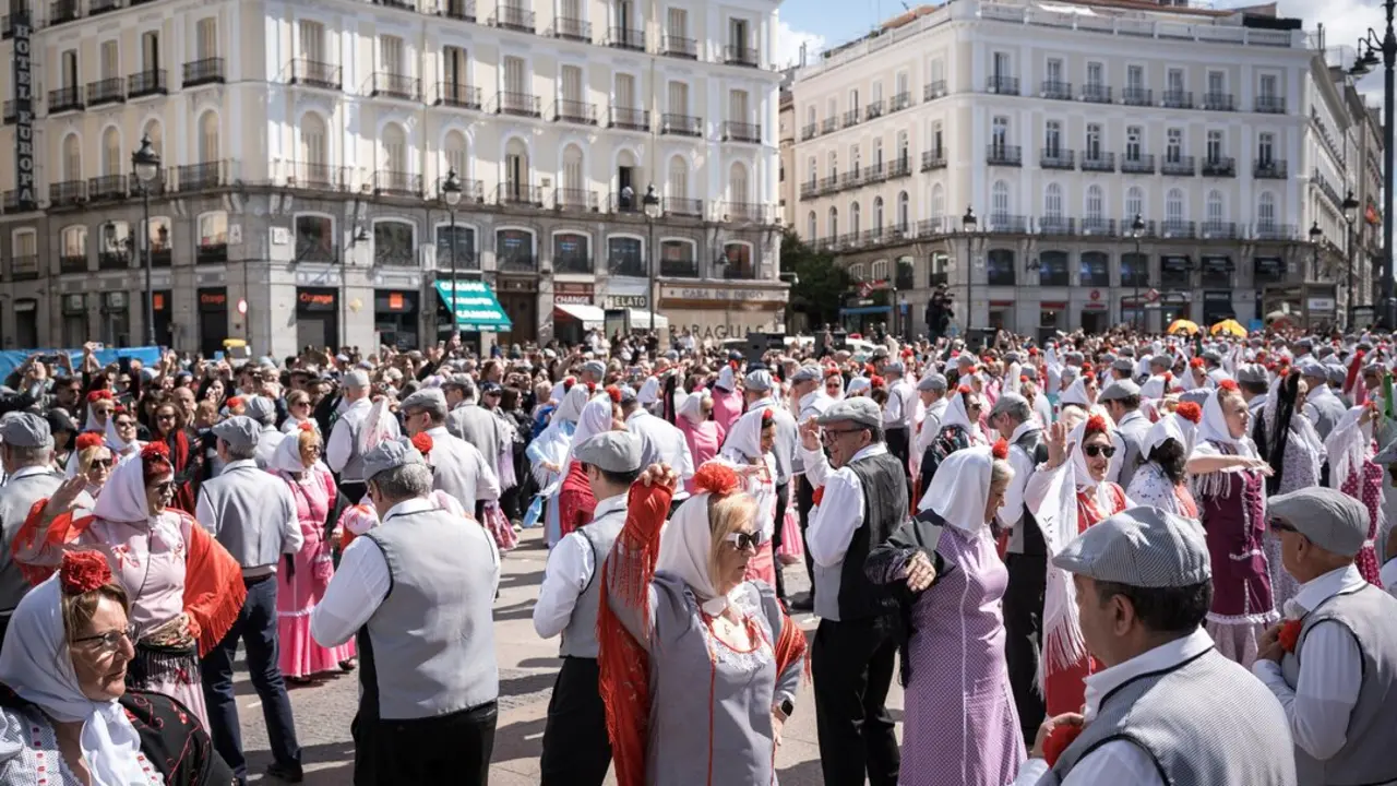 Cientos de personas bailan el chotis durante el pasacalles castizo &lsquo;Bailando por Madrid&rsquo; por las Fiestas de San Isidro, en la Plaza Mayor de Madrid, a 11 de mayo de 2025, en Madrid (Espa&ntilde;a).