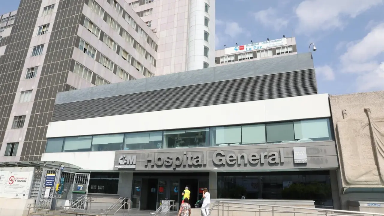Ambiente en las inmediaciones de la puerta del Hospital de La Paz, en Madrid (Espa&ntilde;a). Imagen de archivo de EP.
