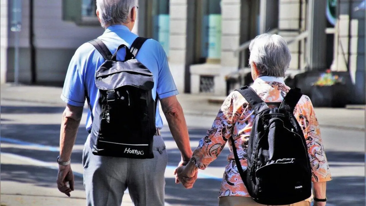 Dos personas caminando de la mano. Imagen de la Comunidad de Madrid.