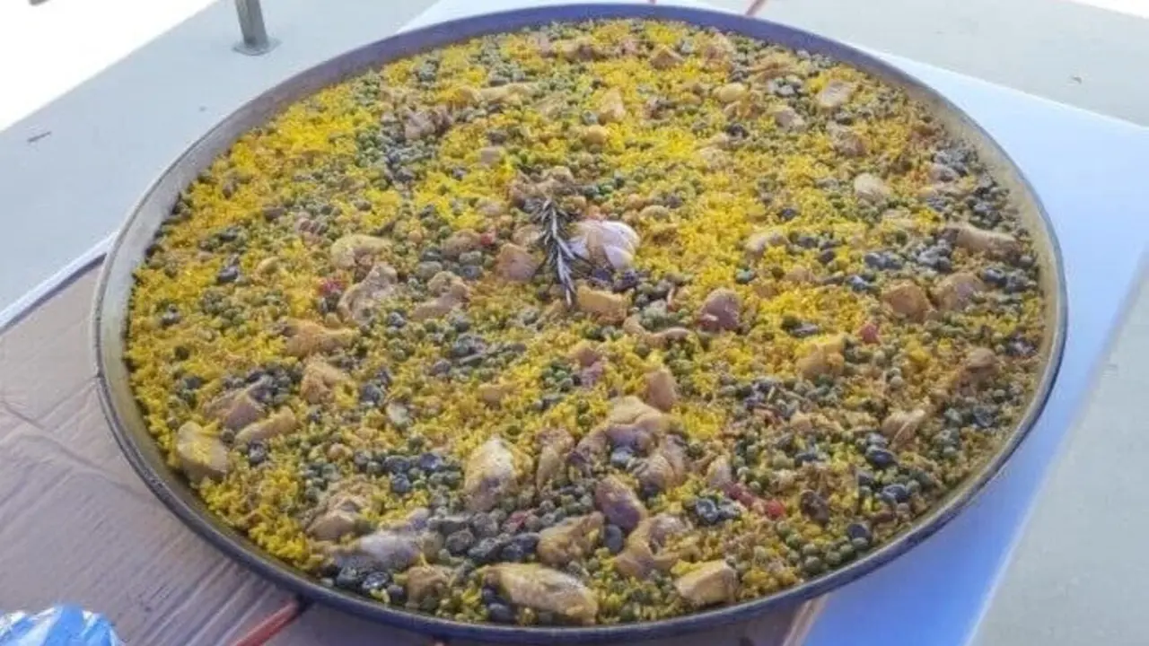 Paella durante las Fiestas Populares del Ensanche de Vallecas. Fotograf&iacute;a de AV PAU del Ensanche de Vallecas.