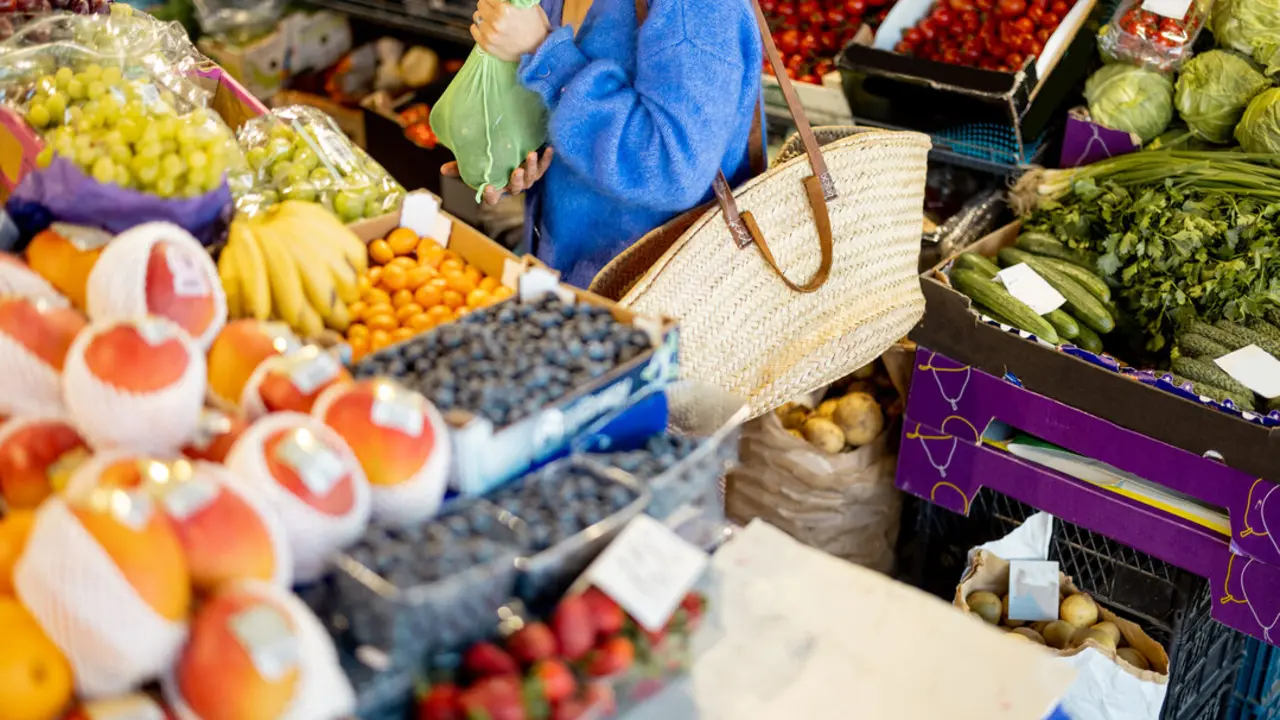 Mujer comprando en un mercado. Imagen de archivo.