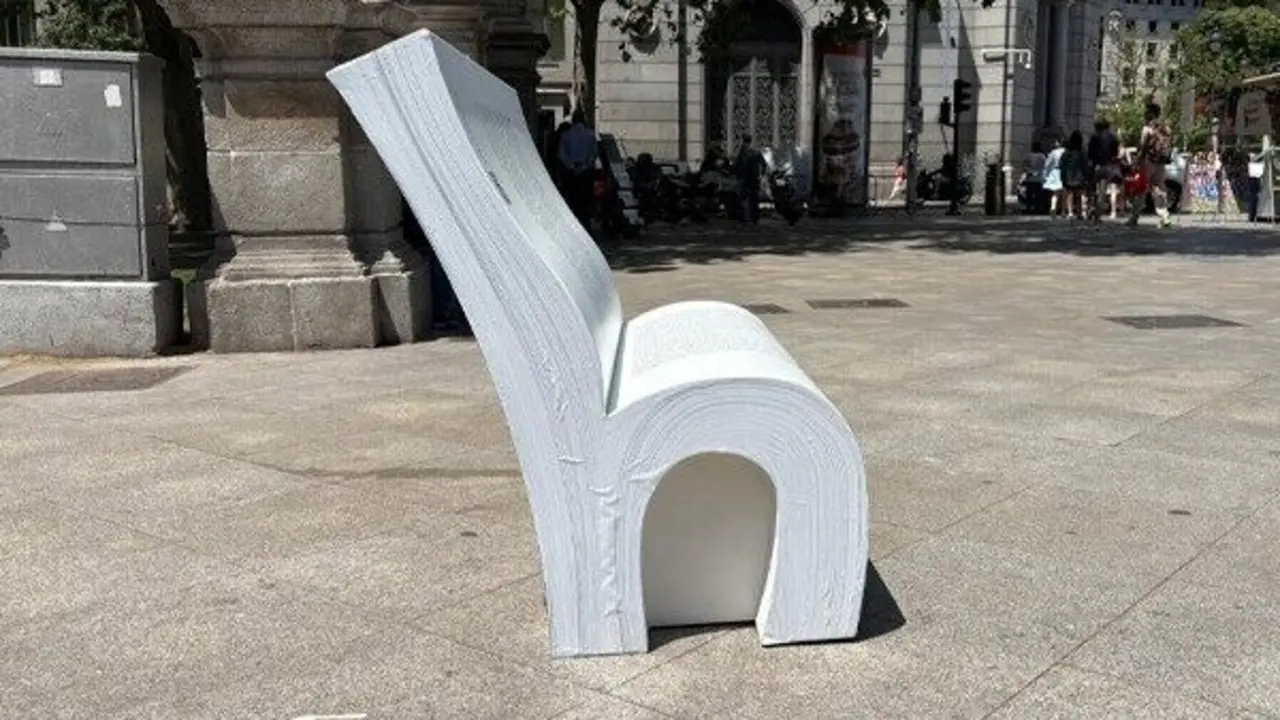 Un banco en forma de libro. Imagen del Ayuntamiento de Madrid.