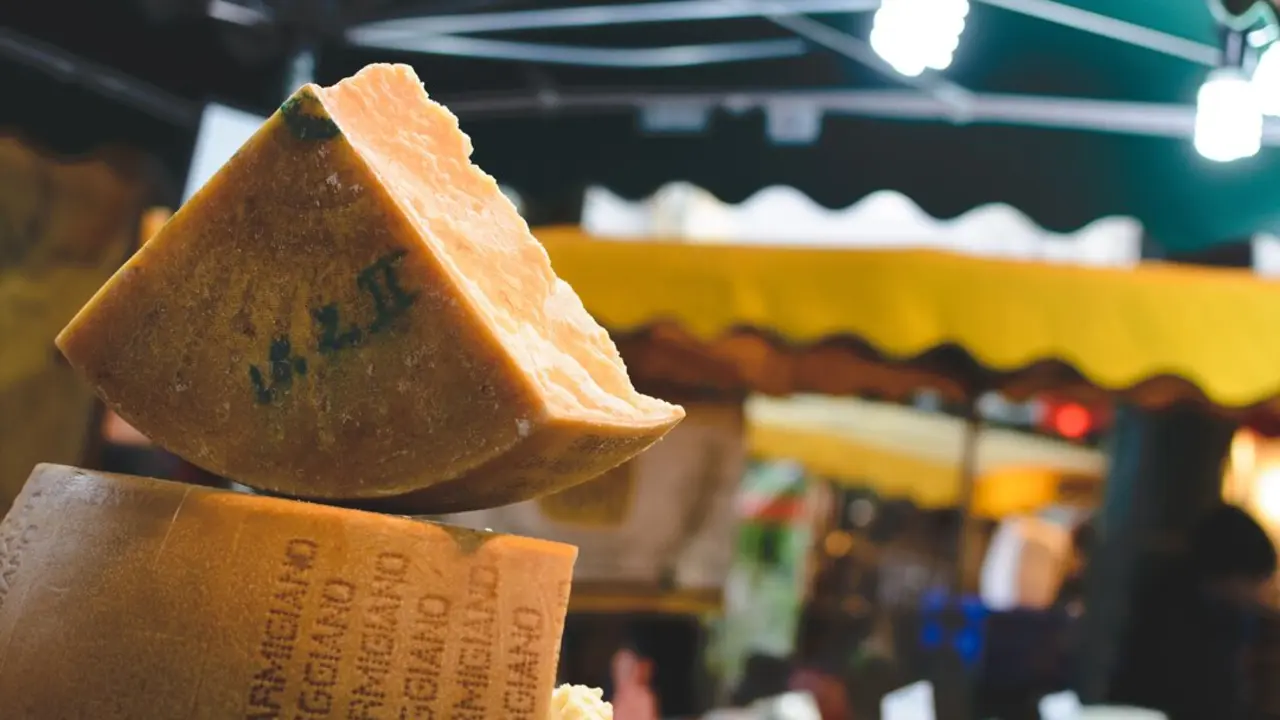 Queso parmesano en un mercado. Imagen de archivo.