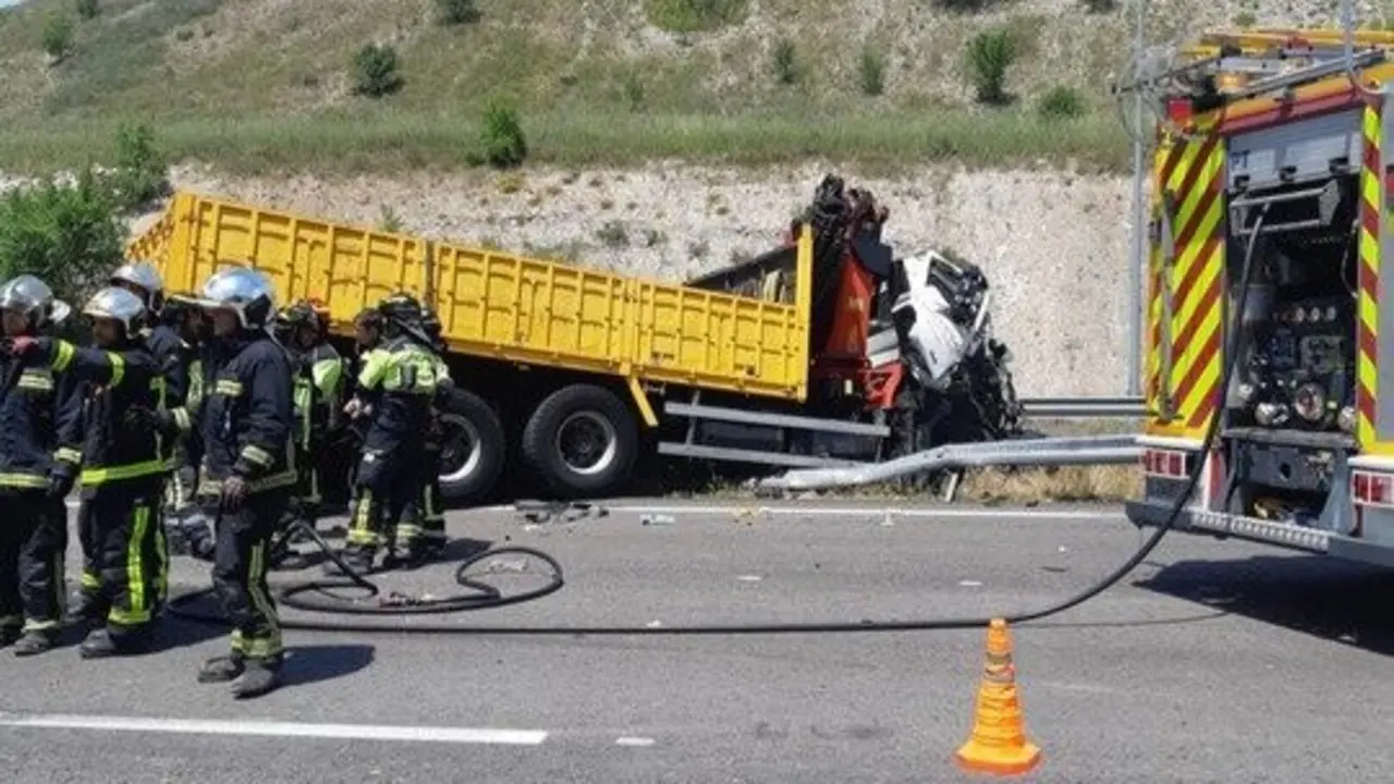 Accidente de tr&aacute;fico con varios camiones involucrados en la M-50 a la altura de Rivas Vaciamadrid. Imagen de EP.