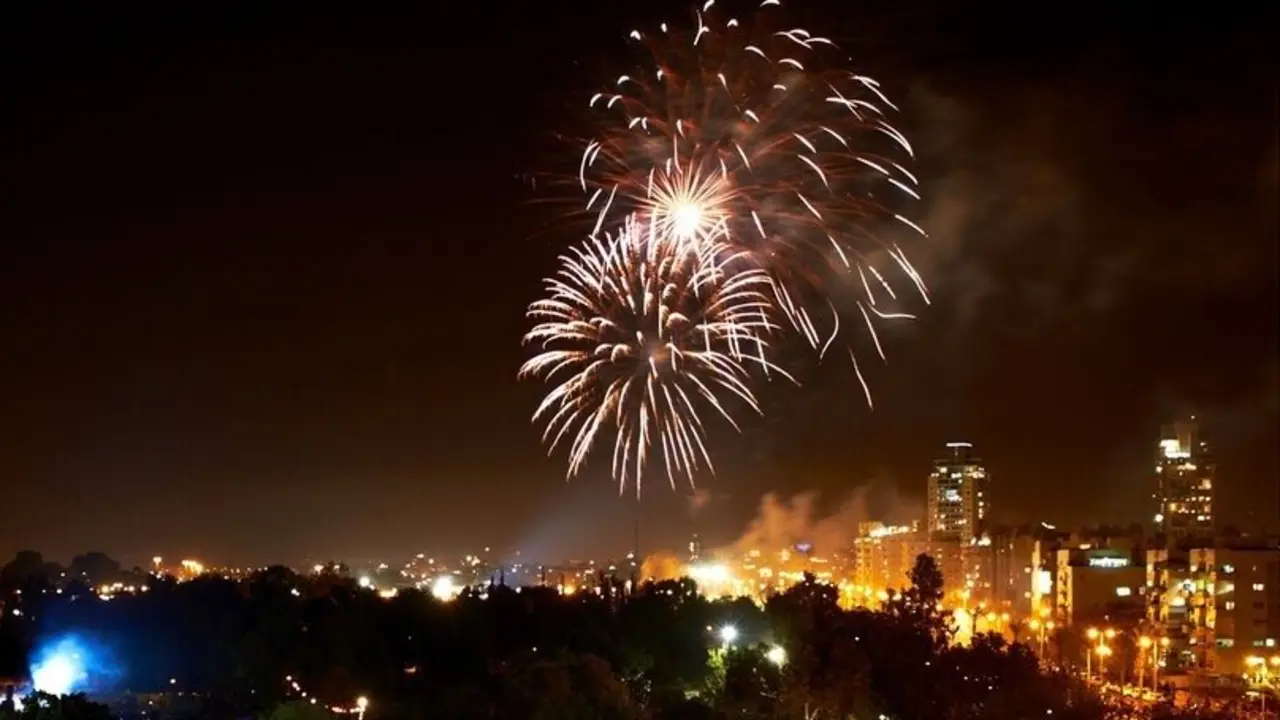 Fuegos artificiales. Imagen de archivo.