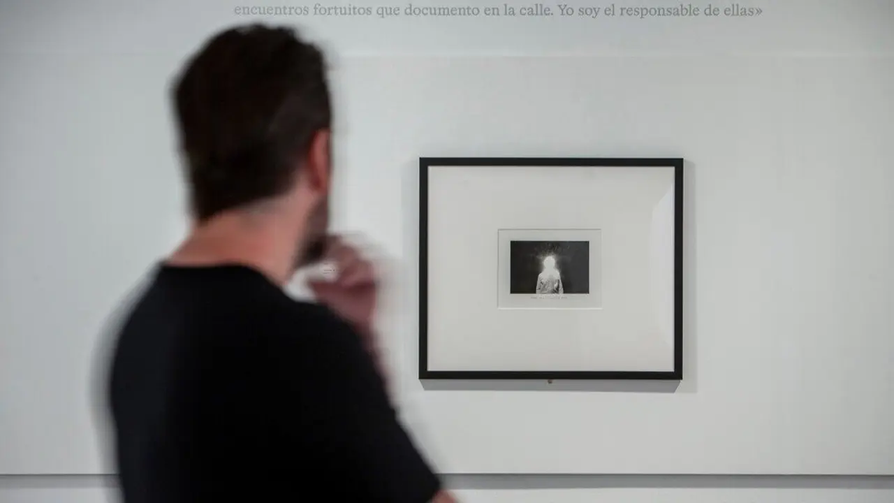 La Comunidad de Madrid recoge seis d&eacute;cadas de trabajo de Duane Michals, pionero de la fotograf&iacute;a conceptual.