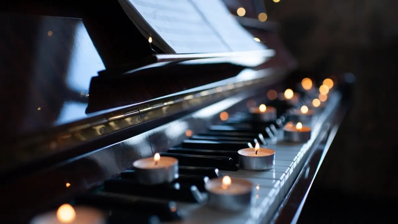 Velas sobre las teclas de un piano., Imagen de archivo.