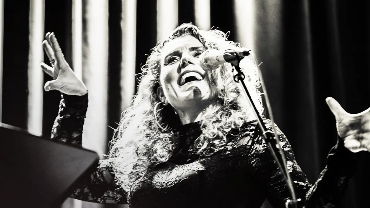 Hanne mientras canta. Fotograf&iacute;a de Christer Bell.