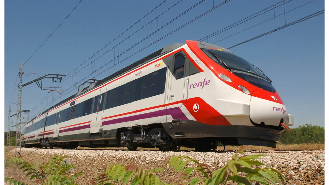 Un tren de Cercan&iacute;as en Madrid.