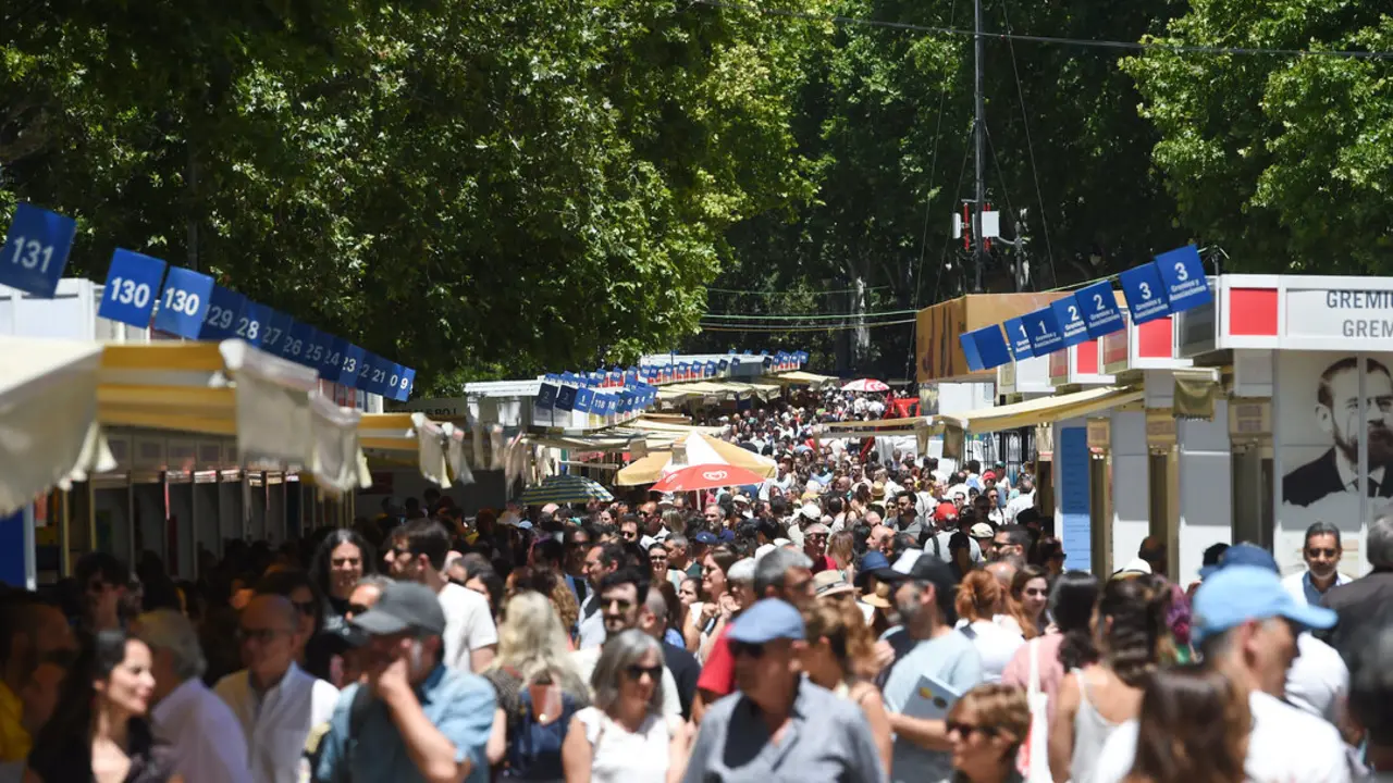 Vista general de la Feria del Libro durante la jornada 16 de la presente edici&oacute;n. @ Gustavo Valiente, cedida por la Feria del Libro de Madrid.