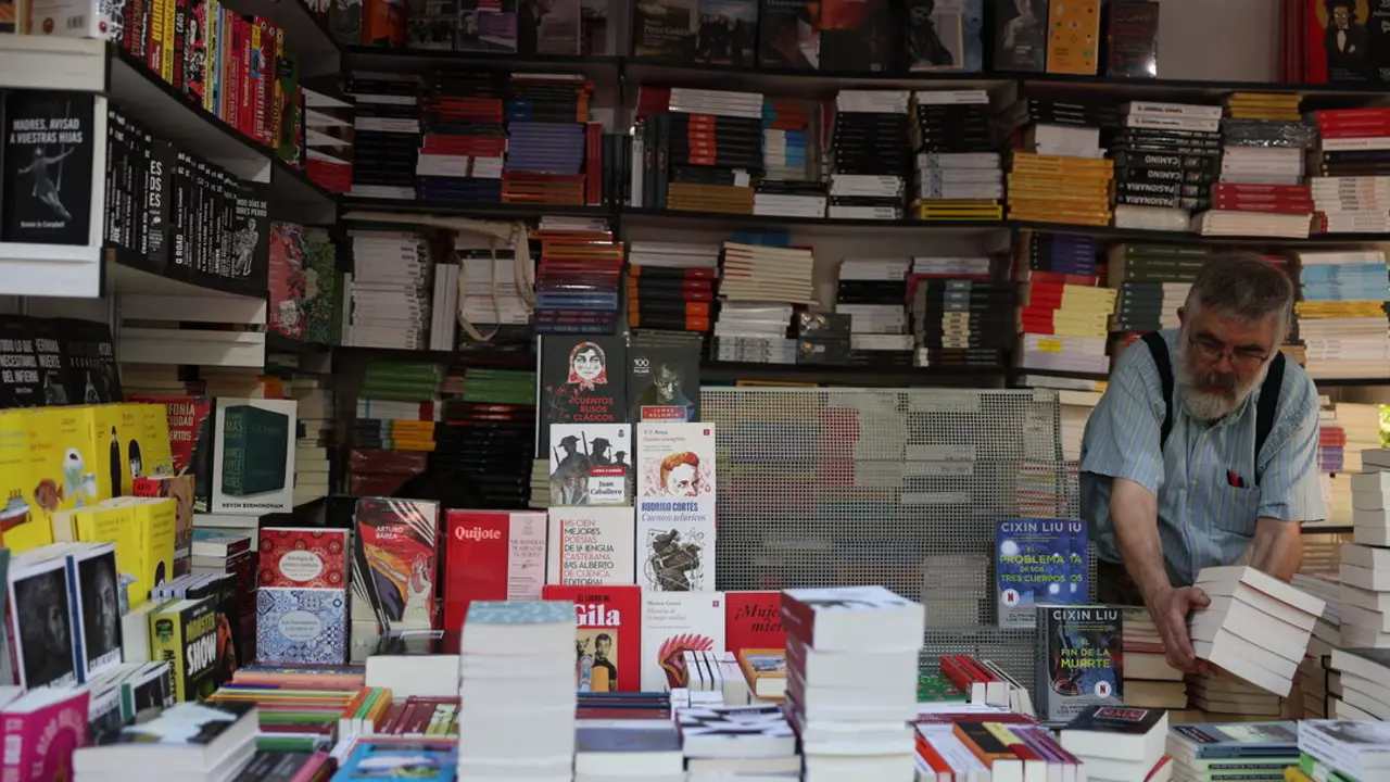 Montaje de las casetas y pabellones de la 83&ordf; Feria del Libro, en la #FLMadrid24 en el Retiro a 30 de mayo de 2024. &copy; Isabel Infantes cedida por la Feria del Libro.