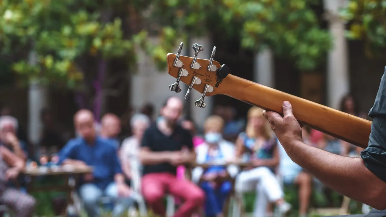 Bajista tocando en un escenario. Imagen de archivo.