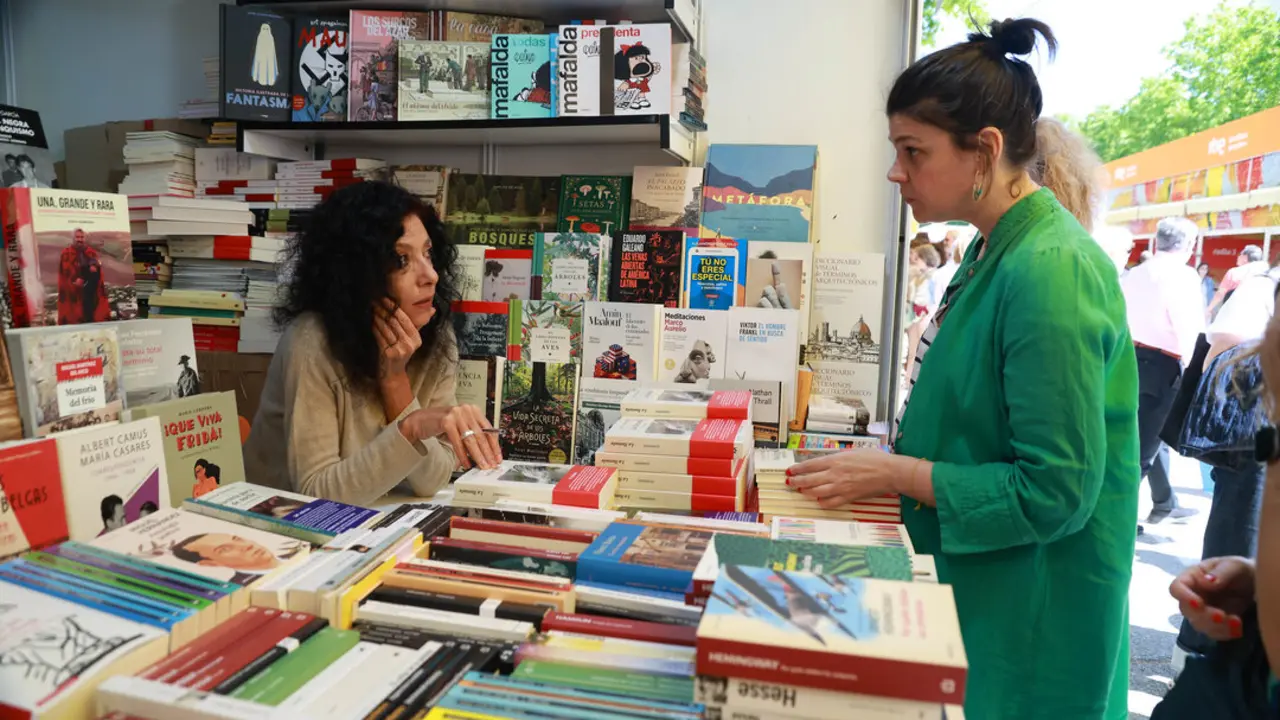 Leila Guerriero en la 83&ordf; edici&oacute;n de la Feria del Libro de Madrid en el Retiro. 2 de junio de 2024. &copy; Patricia J. Garcinu&ntilde;o, cedida por la Feria del Libro.