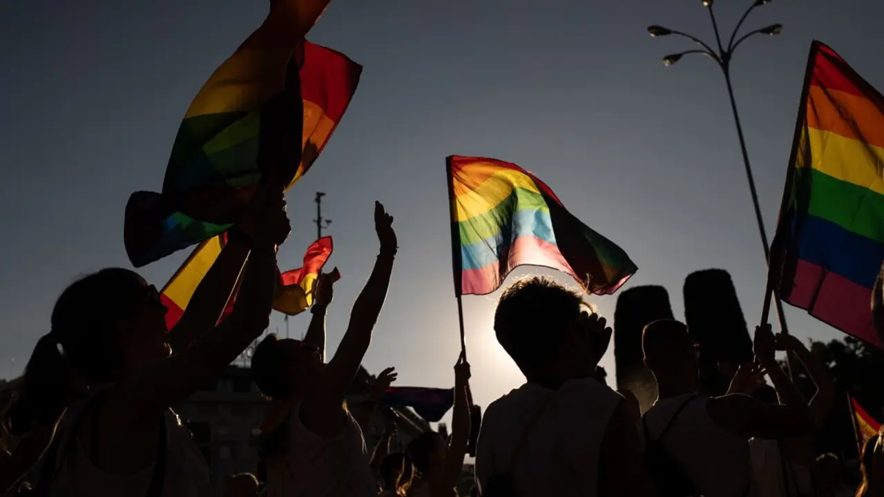 Varias personas con banderas LGTBI durante la manifestaci&oacute;n estatal del Orgullo LGTBI+ 2024. Imagen de EP.