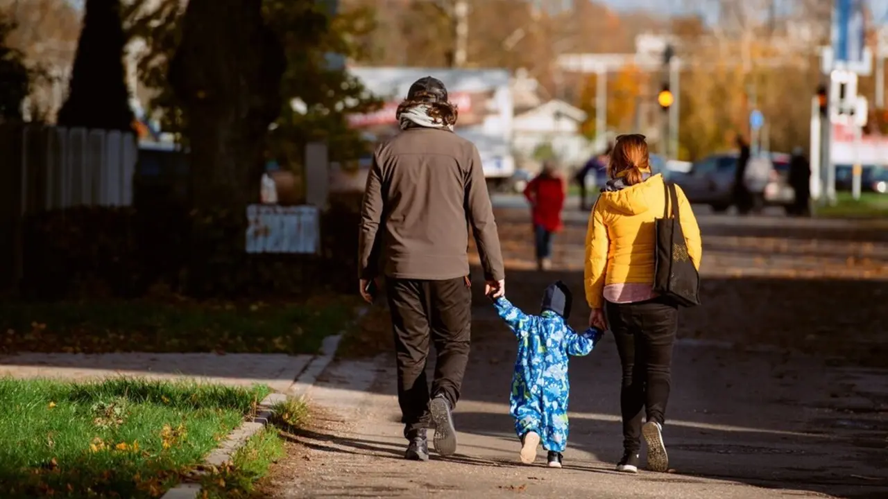 Familia paseando. Imagen de archivo.