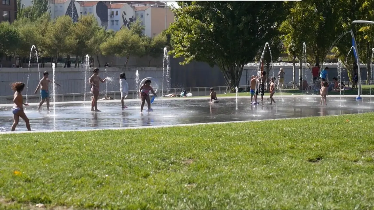 Ni&ntilde;os jugando en 'La playa de Madrid'. Imagen del Ayuntamiento.
