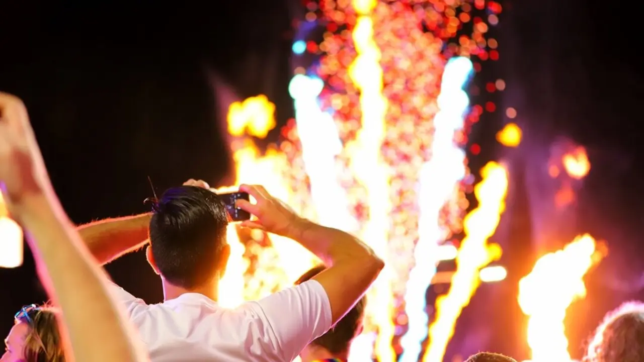 Personas admirando los fuegos artificiales. Imagen de archivo.