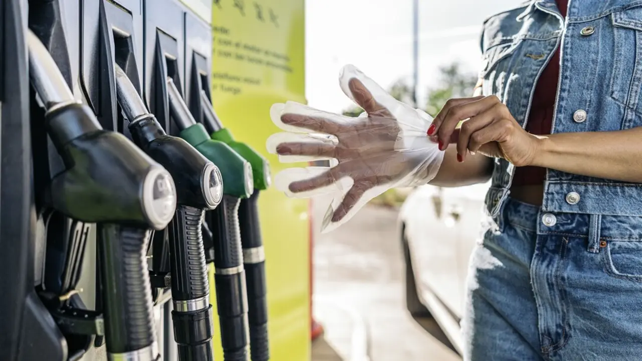 Una persona repostando en una gasolinera. Imagen de archivo.
