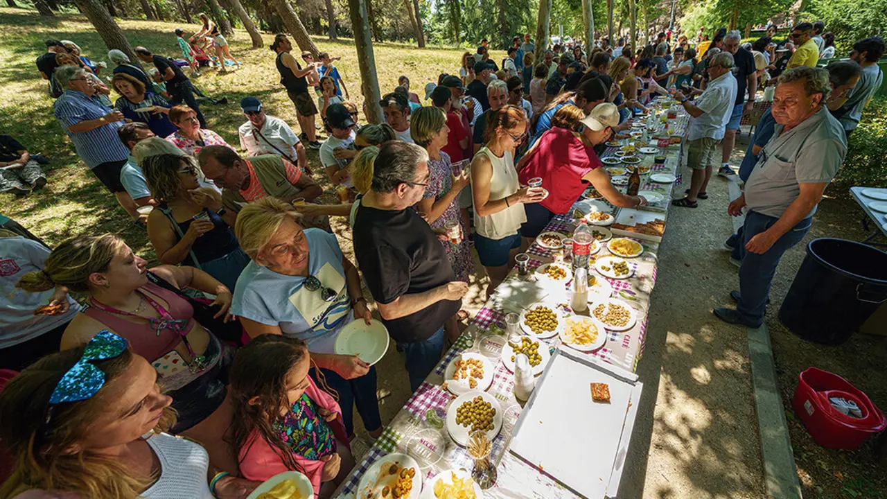 Aperitivo colectivo durante las fiestas de Covibar en 2024. Imagen del Ayuntamiento.