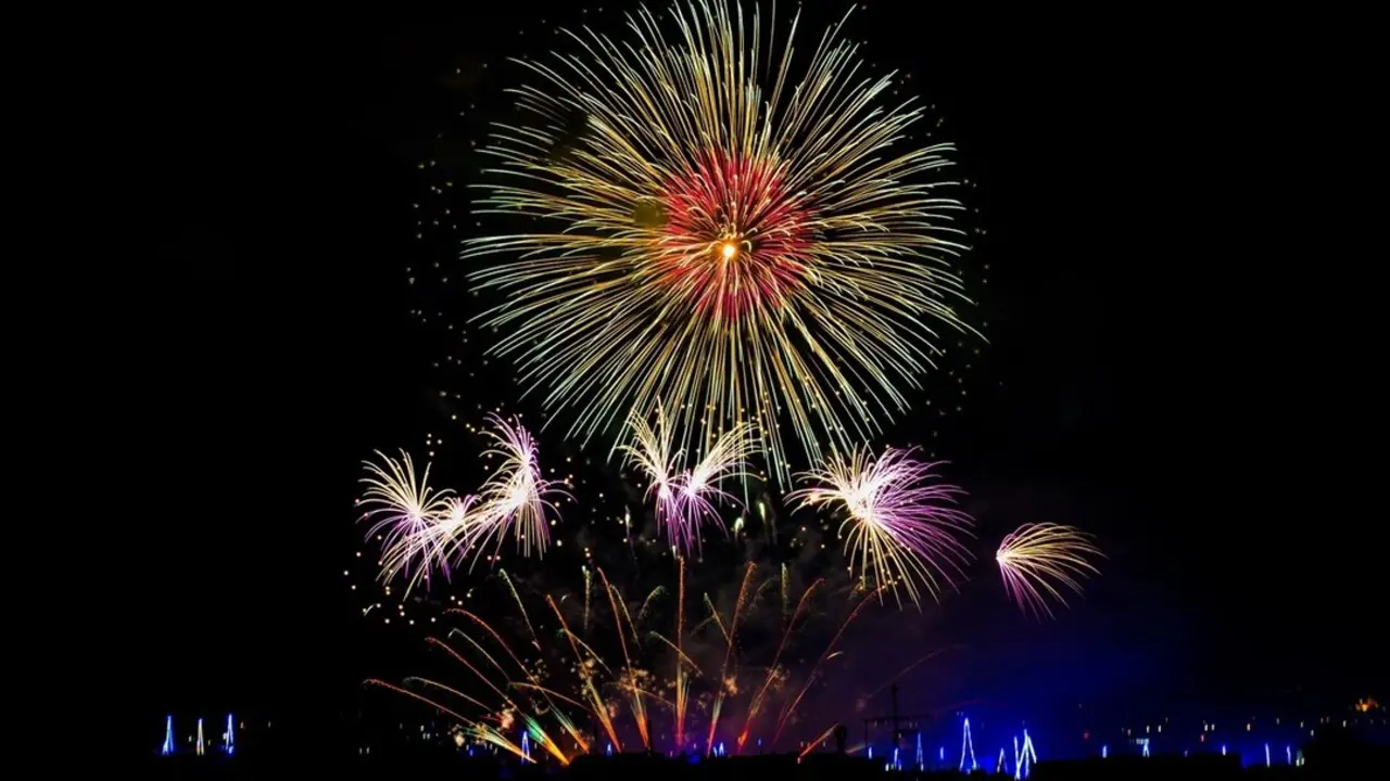 Fuegos artificiales. Imagen de archivo.