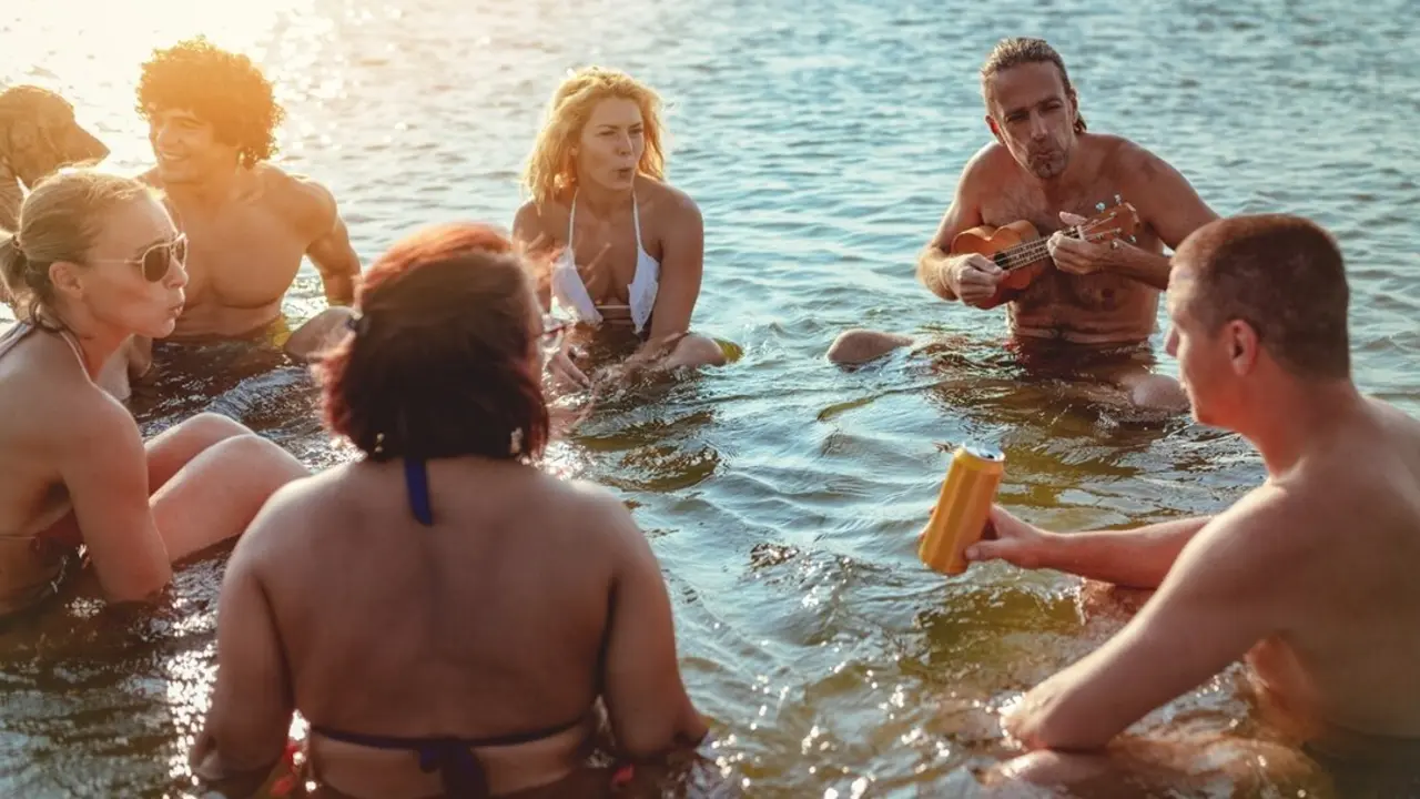 Grupo de personas disfrutando el agua. Imagen de archivo.