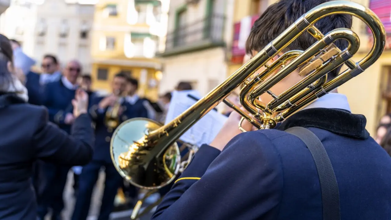 Una persona tocando en la banda de m&uacute;sica. Imagen de archivo.