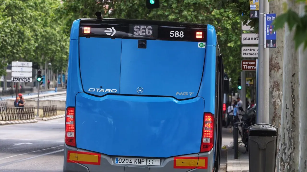 Autob&uacute;s de sustituci&oacute;n en la estaci&oacute;n de M&eacute;ndez &Aacute;lvaro en las obras de la l&iacute;nea 6 de Metro de Madrid, a 3 de junio de 2025, en Madrid (Espa&ntilde;a).