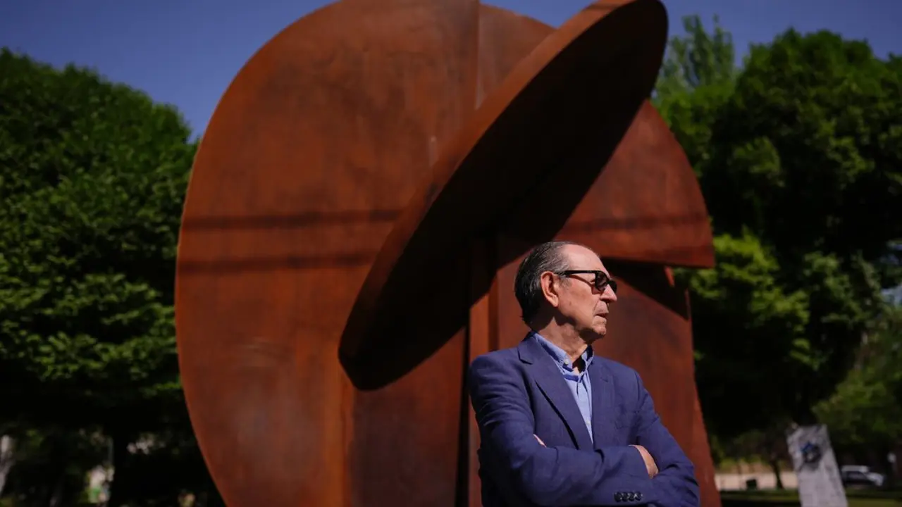 'Hermes', La Escultura De 4 Metros Y 5 Toneladas Donada Por Rafael Canogar, Encuentra Acomodo Definitivo En Carabanchel. Imagen de EP.