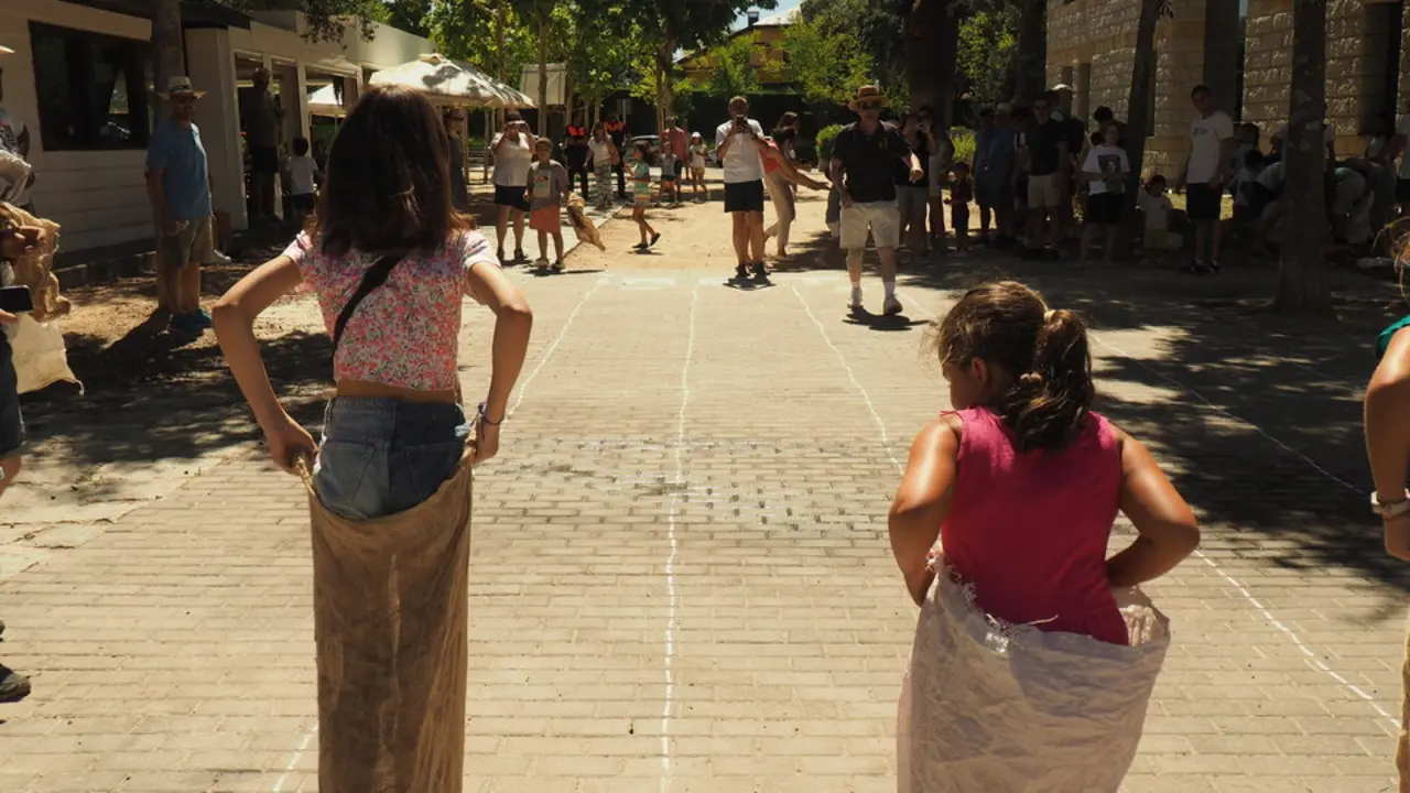 Dos ni&ntilde;as en una carrera de sacos. Fuente: Ayuntamiento de Torrelodones