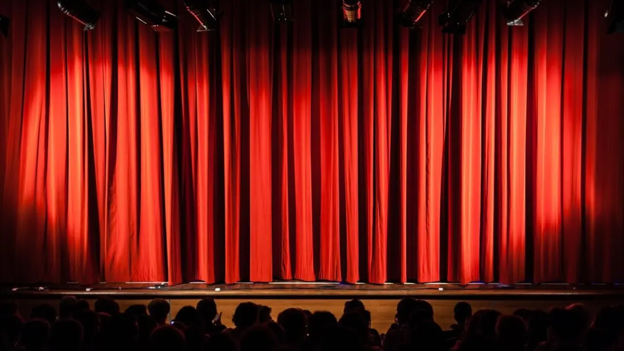 Escenario de teatro en imagen de archivo.