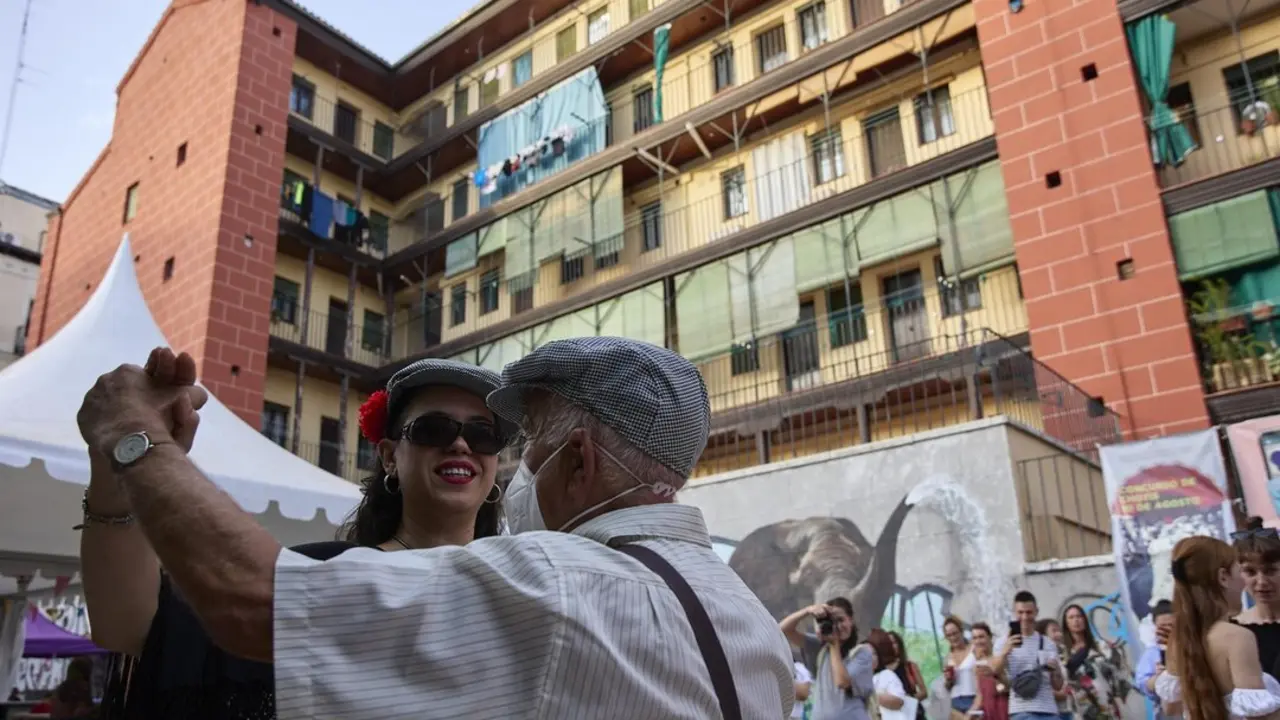 Archivo - Una pareja baila el popular chotis el d&iacute;a del comienzo de la festividad de San Lorenzo. Imagen de EP.