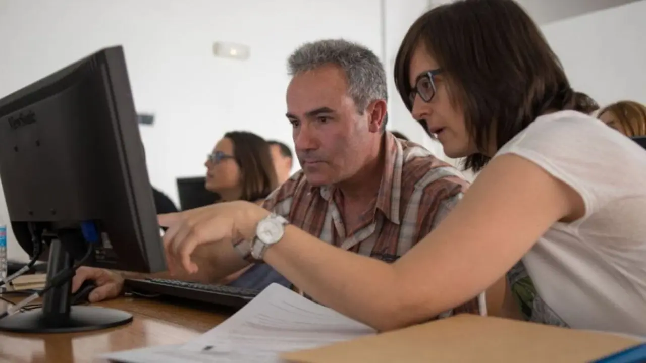 Dos personas en un aula. Imagen de EP.