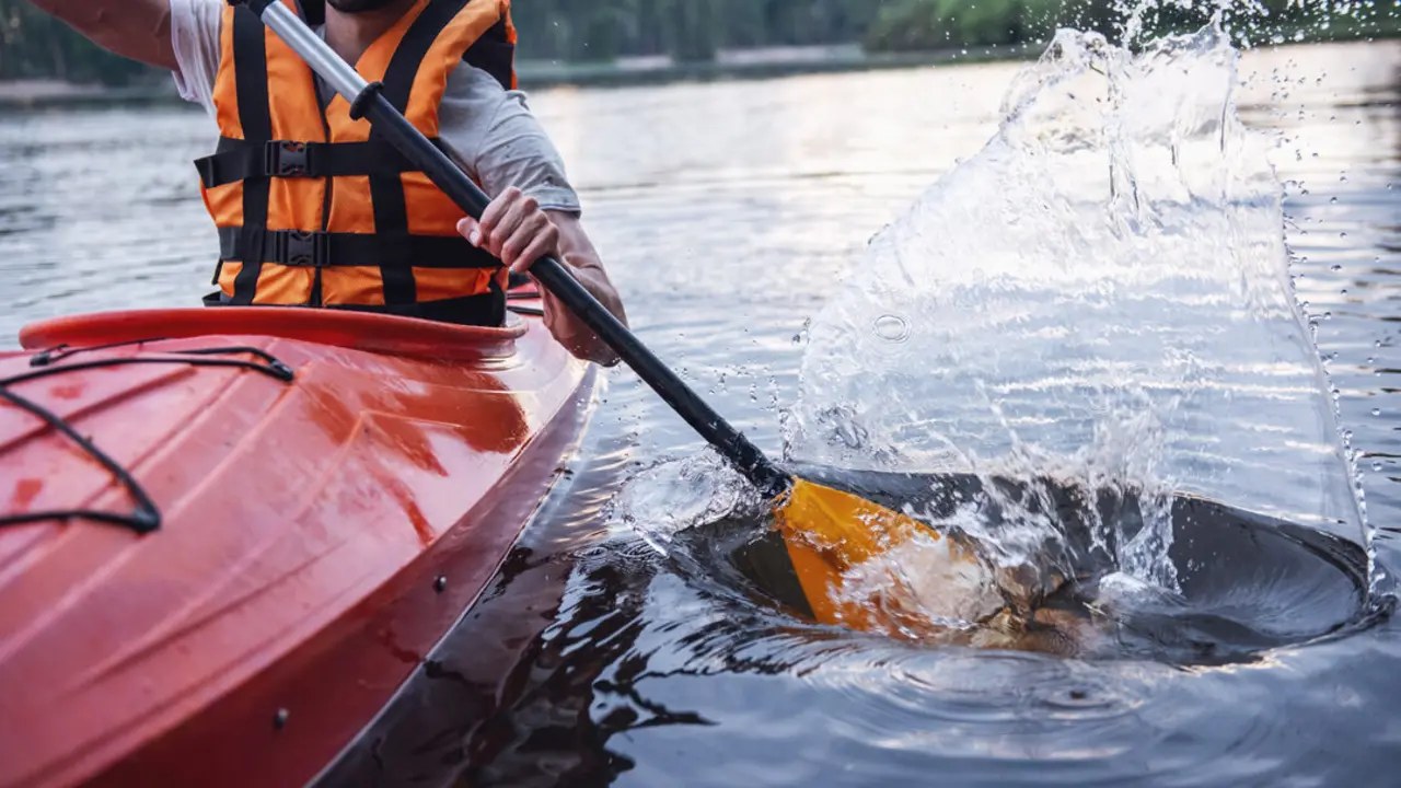 Un hombre en un kayak. Imagen de archivo.