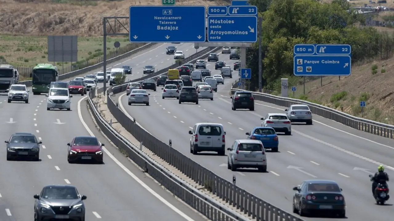 Varios veh&iacute;culos en la autov&iacute;a A5. Imagen de EP.