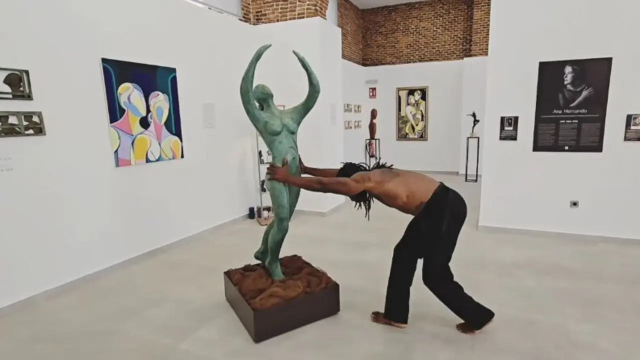 Un momento de danza en la inauguraci&oacute;n de la exposici&oacute;n. Imagen de IG de Ana Hernando.
