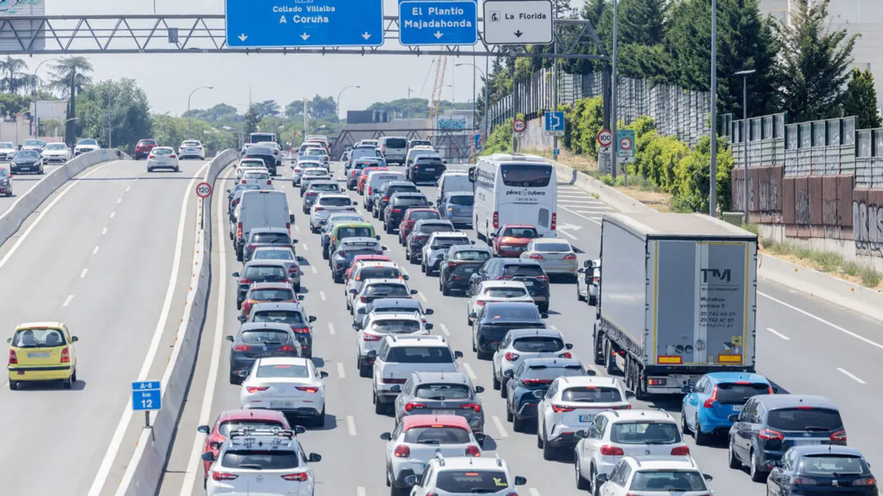 Varios veh&iacute;culos circulan durante la primera operaci&oacute;n salida de verano 2025, en la autov&iacute;a A6, a 27 de junio de 2025, en Madrid (Espa&ntilde;a). Imagen de EP.