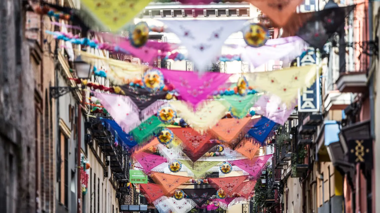 La Calle del Oso adornada durante la Festividad de San Cayetano en el barrio de Lavapies. Madrid, 7 agosto 2020