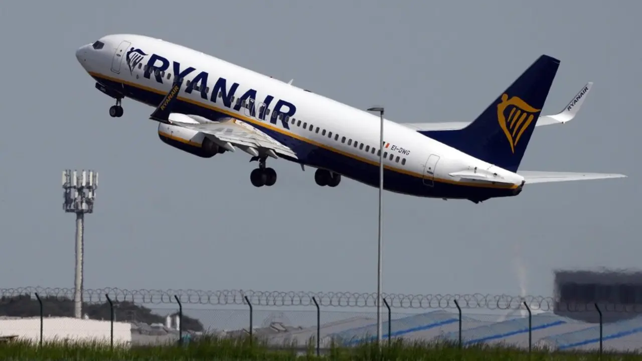 Un avi&oacute;n de Ryanair despegando. Imagen de EP.