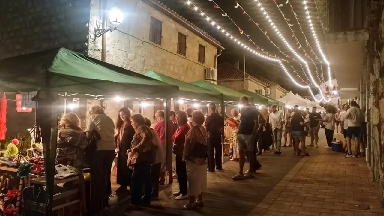 Mercado Nocturno de Artesan&iacute;a de Fresnedillas de la Oliva. Imagen: Almadek&aacute;ntaro.