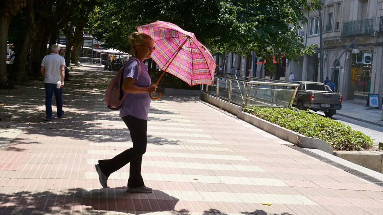 OLA DE CALOR EN OURENSE, DE UNA SEMANA. OURENSANOS Y OURENSANAS ESCAPAN DEL SOL EN CUALQUIER SOMBRA, TERM&Oacute;METROS CON TEMPERATURAS EN ASCENSO DESDE MEDIOD&Iacute;A ( EL M&Aacute;S FOTOGRAFIADO POR VECINOS Y TURISTAS ES EL QUE EST&Aacute; EN EL PARQUE DE SAN L&Aacute;ZARO, DELANTE DE LA SUBDELEGACI&Oacute;N DEL GOBIERNO), OTRO EN LA ALAMEDA, AL LADO DE LA EXPOSICI&Oacute;N SOBRE LA COVID "GALICIA EN VILO" DE FOTORREPORTEROS GALLEGOS, TAMBI&Eacute;N ORILLAS DEL R&Iacute;O MI&Ntilde;O Y ZONA TERMAL , Y AVISO DE RIESGO EXTREMO DE INCENDIO EN ACCESOS Y AUTOV&Iacute;A A-52. OURENSE 12/07/22. FOTO ROSA VEIGA
