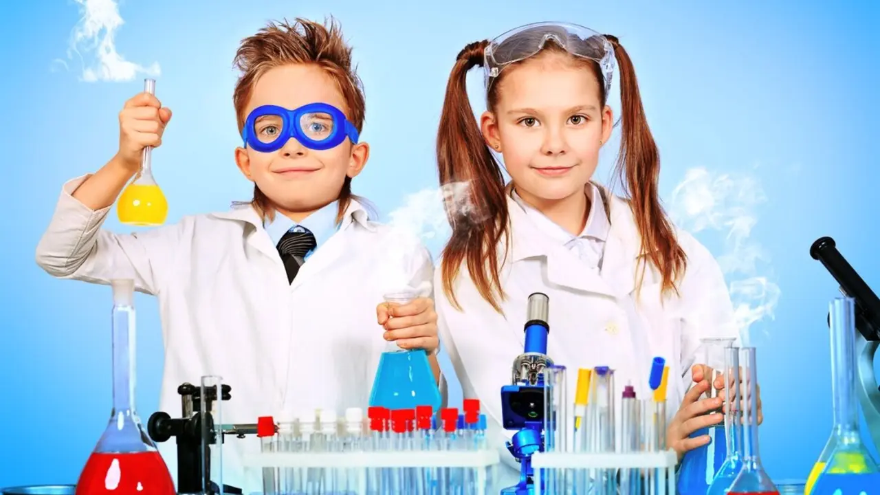 Un ni&ntilde;o y una ni&ntilde;a jugando y aprendiendo. Imagen del MUNCYT Alcobendas.