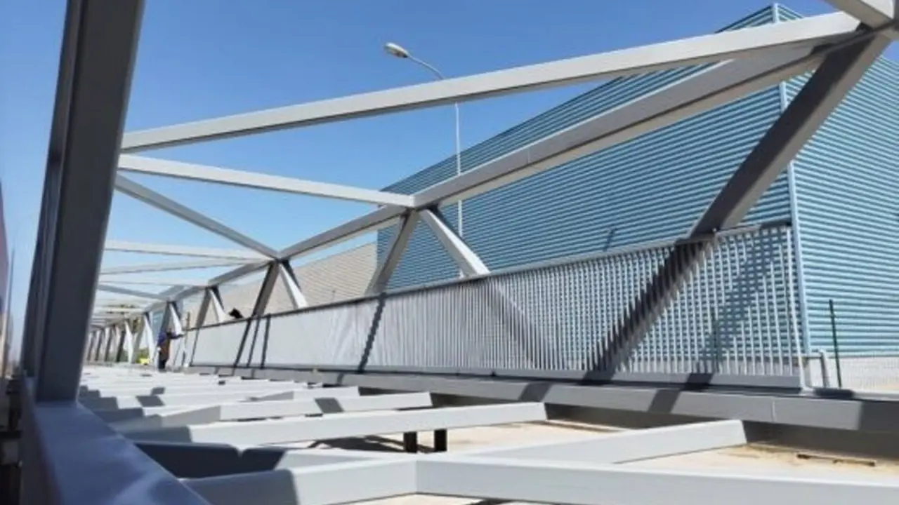 Instalaci&oacute;n pasarela M-40 Campus Sur. Imagen de Ayuntamiento de Madrid.